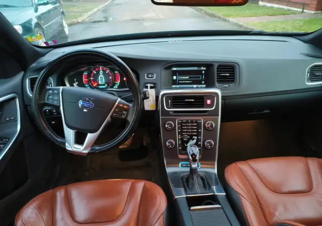 VOLVO V60 D6 AWD Plug-in Hybrid R-Design Momentum