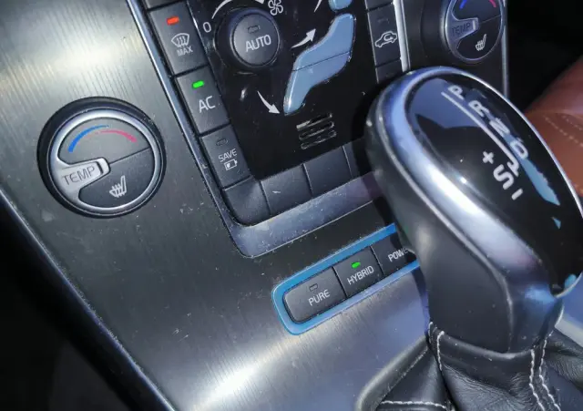 VOLVO V60 D6 AWD Plug-in Hybrid R-Design Momentum