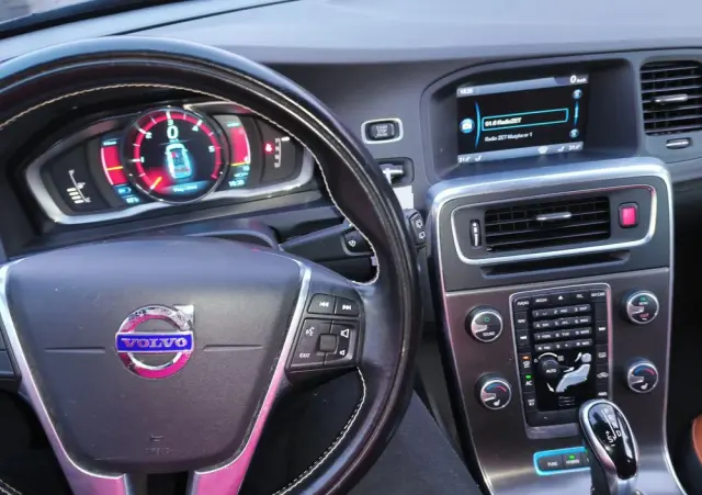 VOLVO V60 D6 AWD Plug-in Hybrid R-Design Momentum