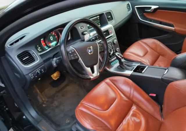 VOLVO V60 D6 AWD Plug-in Hybrid R-Design Momentum