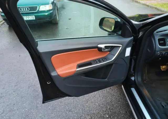 VOLVO V60 D6 AWD Plug-in Hybrid R-Design Momentum