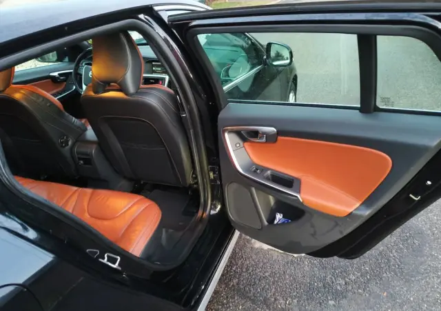 VOLVO V60 D6 AWD Plug-in Hybrid R-Design Momentum