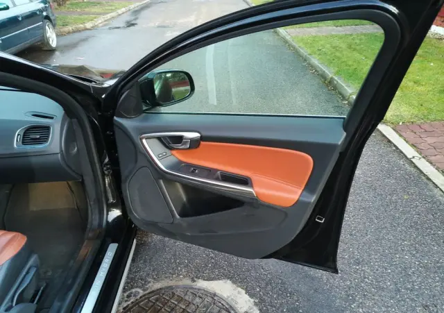 VOLVO V60 D6 AWD Plug-in Hybrid R-Design Momentum