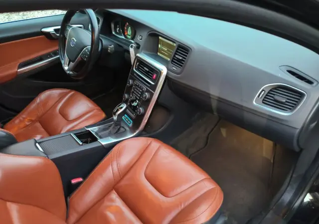 VOLVO V60 D6 AWD Plug-in Hybrid R-Design Momentum