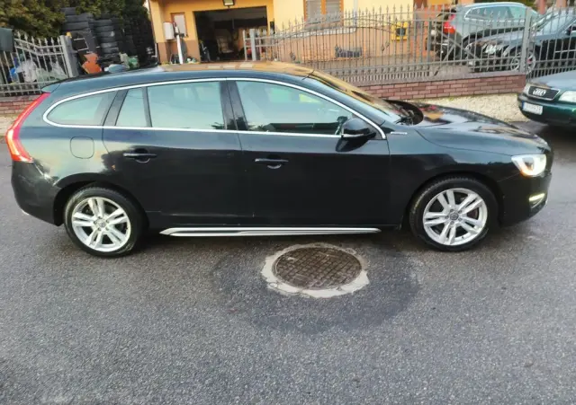 VOLVO V60 D6 AWD Plug-in Hybrid R-Design Momentum