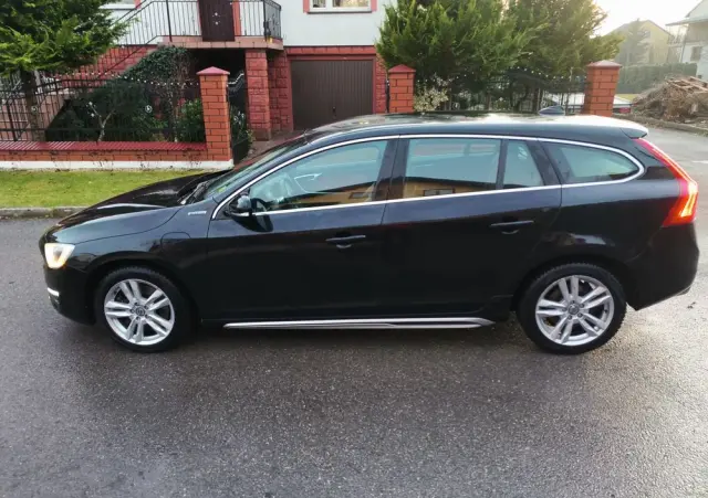 VOLVO V60 D6 AWD Plug-in Hybrid R-Design Momentum