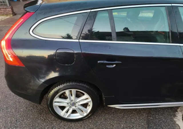 VOLVO V60 D6 AWD Plug-in Hybrid R-Design Momentum