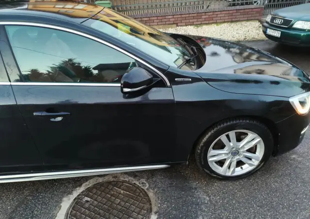 VOLVO V60 D6 AWD Plug-in Hybrid R-Design Momentum