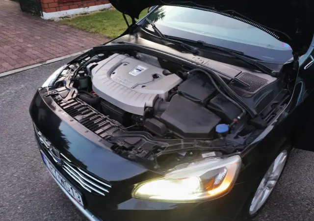 VOLVO V60 D6 AWD Plug-in Hybrid R-Design Momentum