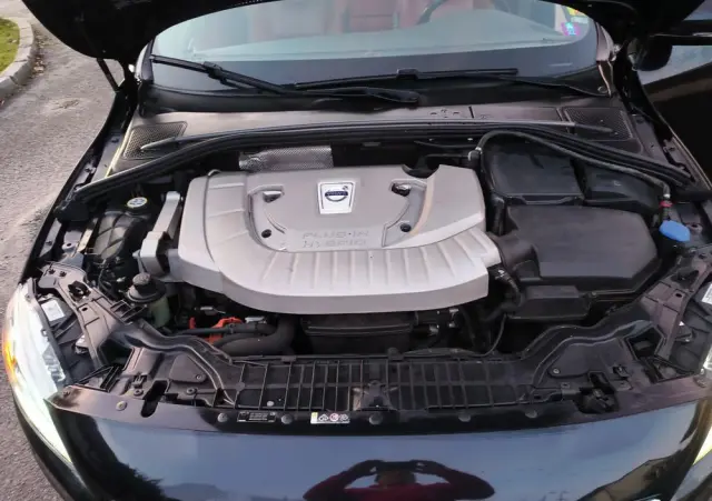 VOLVO V60 D6 AWD Plug-in Hybrid R-Design Momentum
