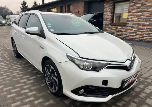 TOYOTA Auris 
