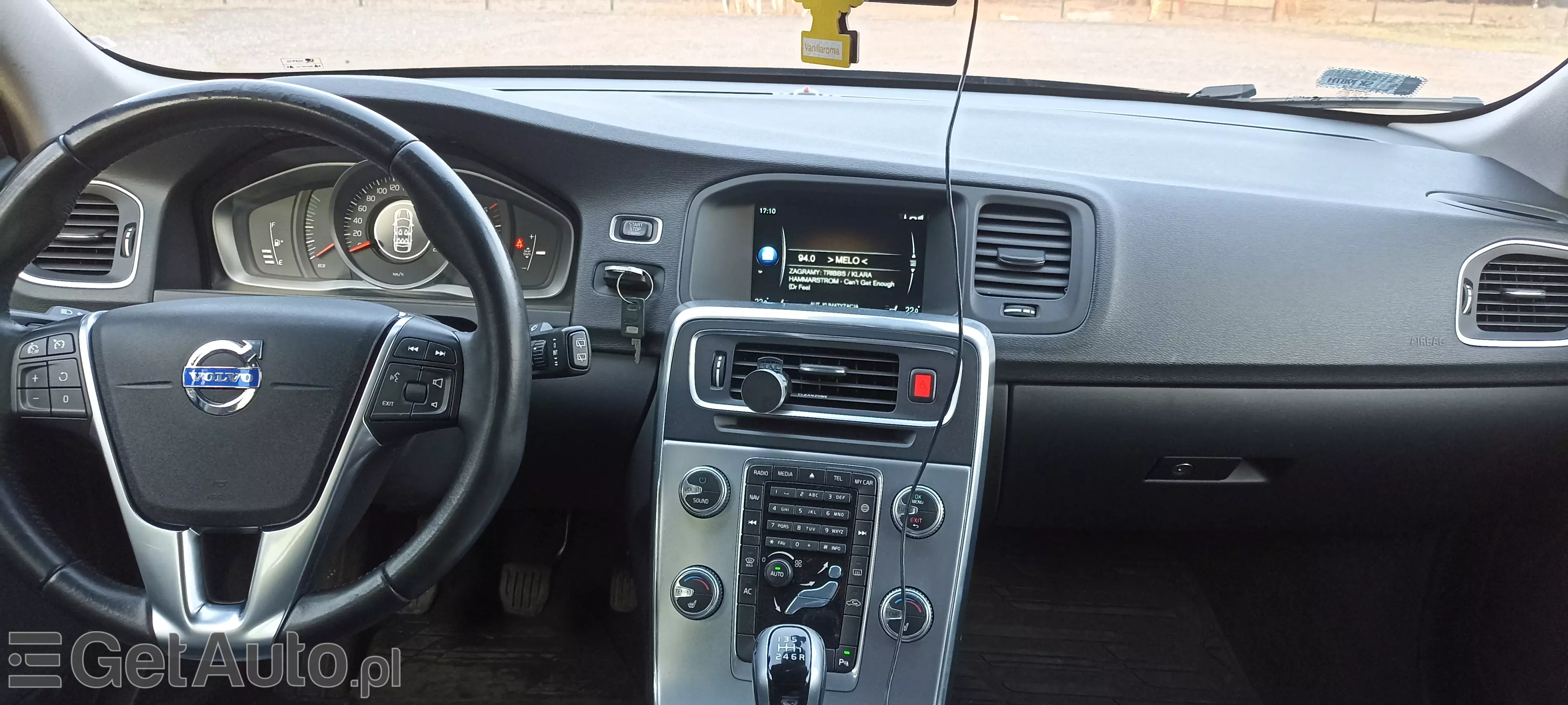 VOLVO V60 Cross Country Momentum