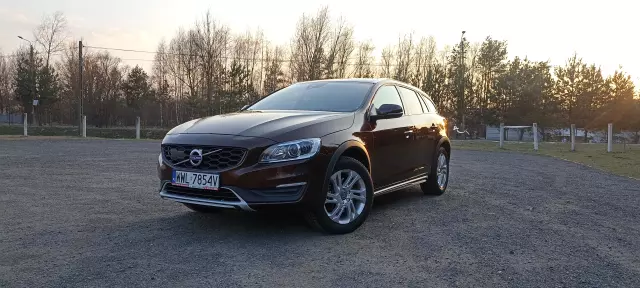 VOLVO V60 Cross Country Momentum