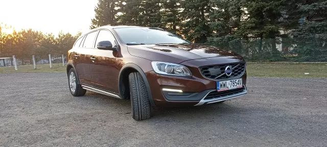 VOLVO V60 Cross Country Momentum
