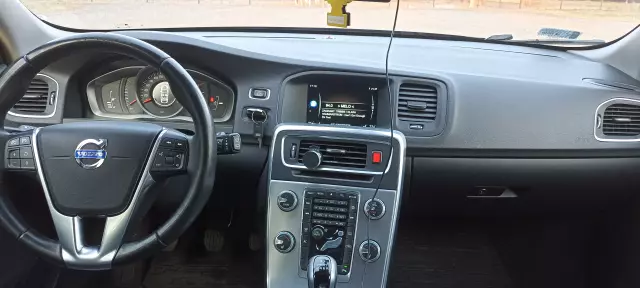 VOLVO V60 Cross Country Momentum