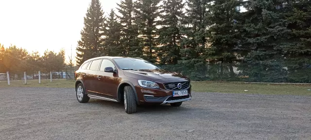 VOLVO V60 Cross Country Momentum