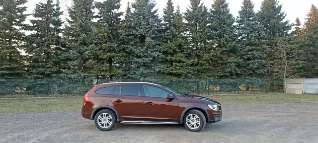VOLVO V60 Cross Country Momentum