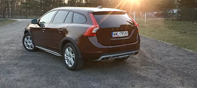 VOLVO V60 Cross Country Momentum