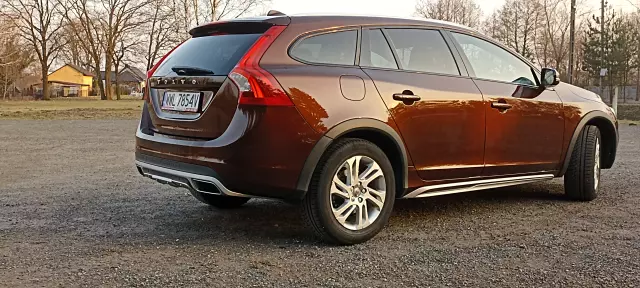 VOLVO V60 Cross Country Momentum