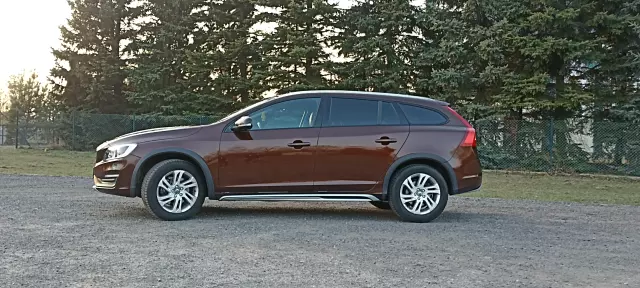 VOLVO V60 Cross Country Momentum