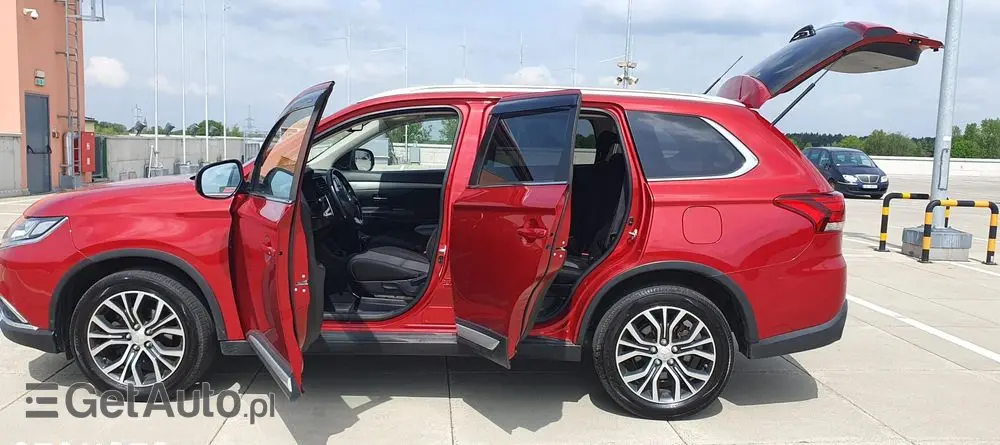 MITSUBISHI Outlander 2.2 DI-D 4WD Automatik Edition 100+