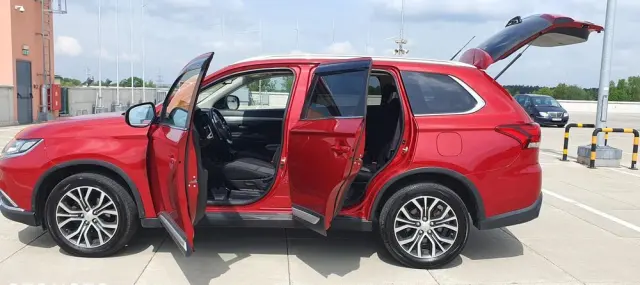 MITSUBISHI Outlander 2.2 DI-D 4WD Automatik Edition 100+