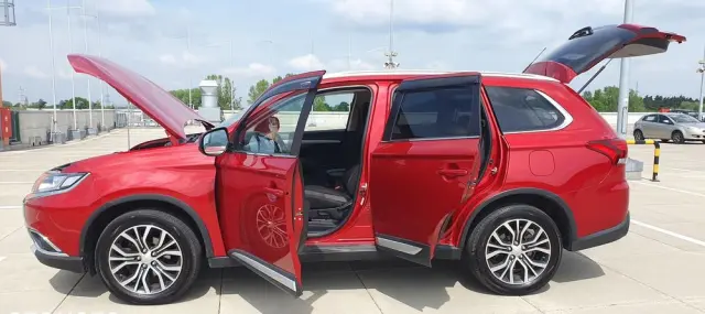 MITSUBISHI Outlander 2.2 DI-D 4WD Automatik Edition 100+