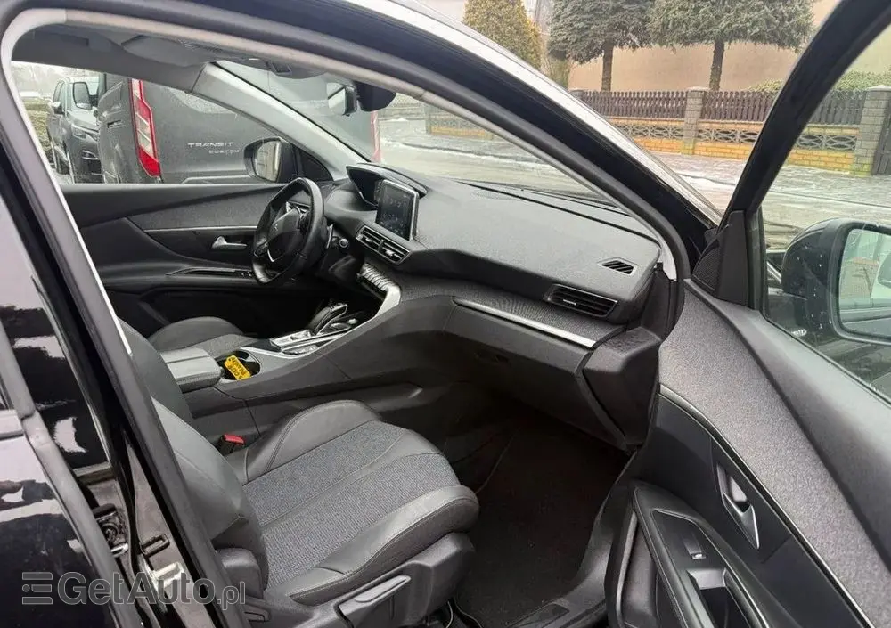 PEUGEOT 3008 225 e-EAT8 Allure Pack