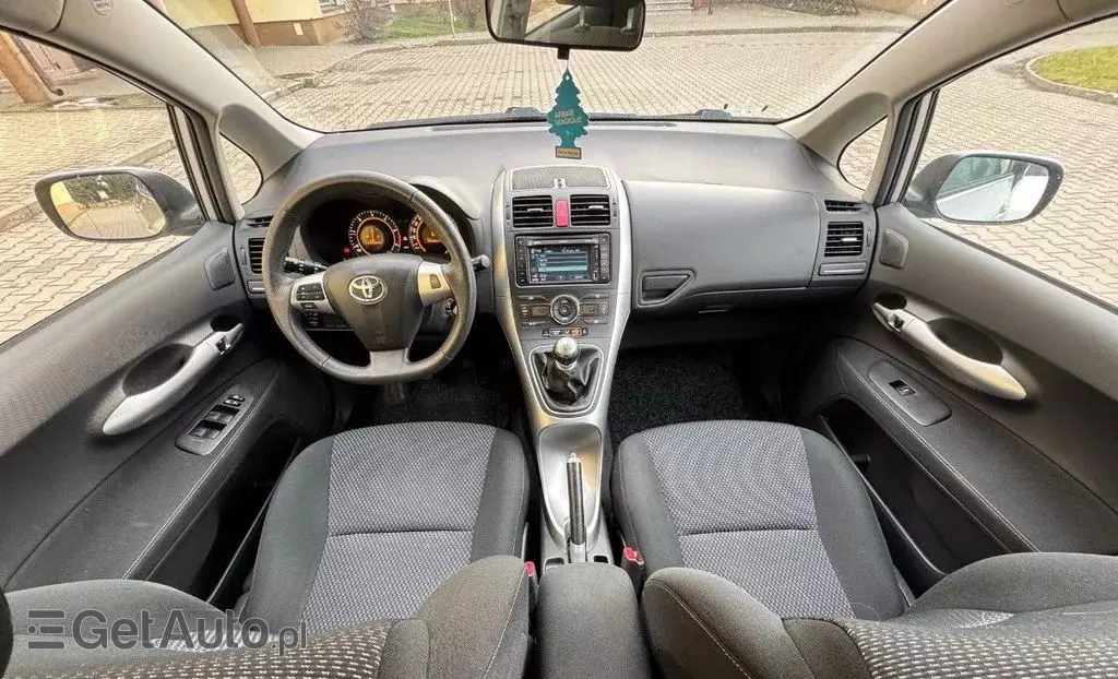 TOYOTA Auris 
