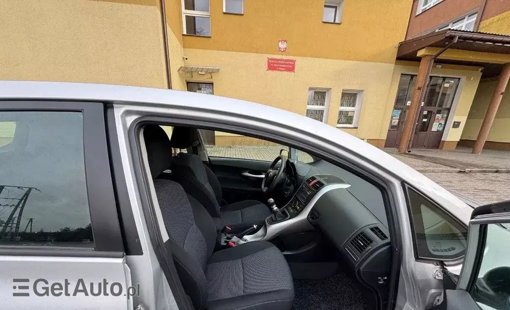 TOYOTA Auris 