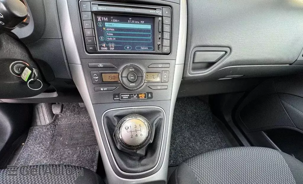 TOYOTA Auris 