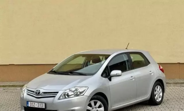TOYOTA Auris 