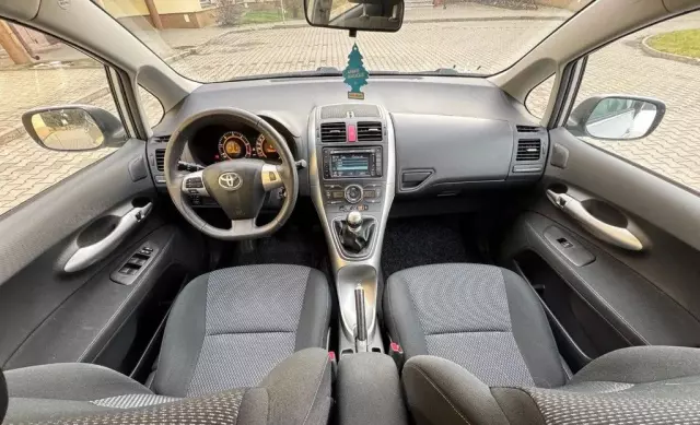 TOYOTA Auris 