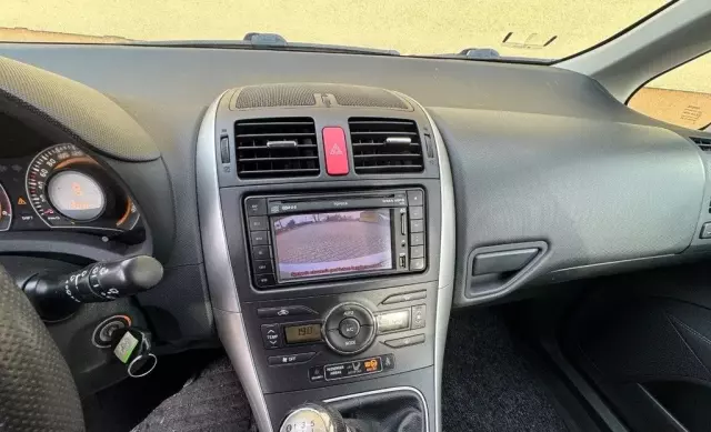 TOYOTA Auris 