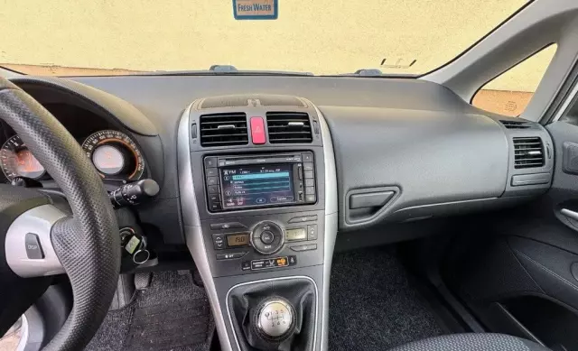 TOYOTA Auris 