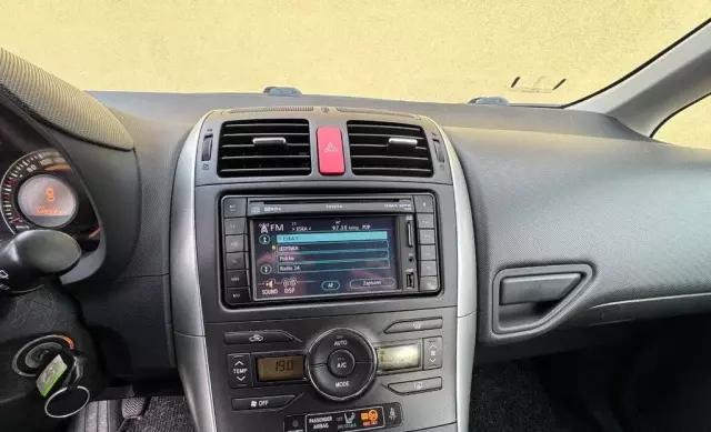 TOYOTA Auris 