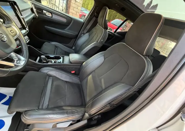 VOLVO XC 40 T5 AWD R-Design