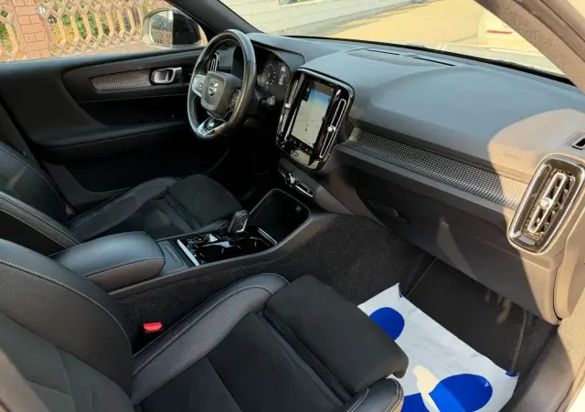 VOLVO XC 40 T5 AWD R-Design