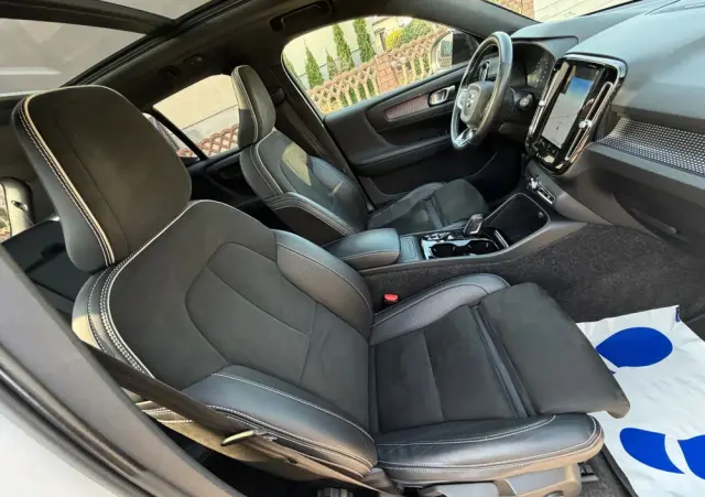 VOLVO XC 40 T5 AWD R-Design