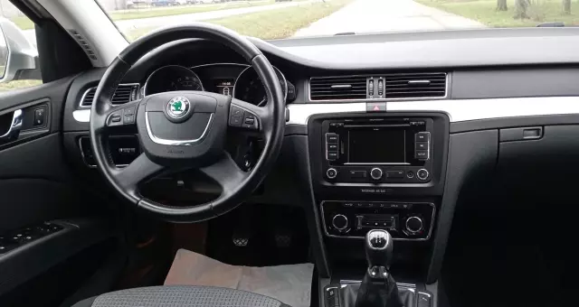 SKODA Superb 