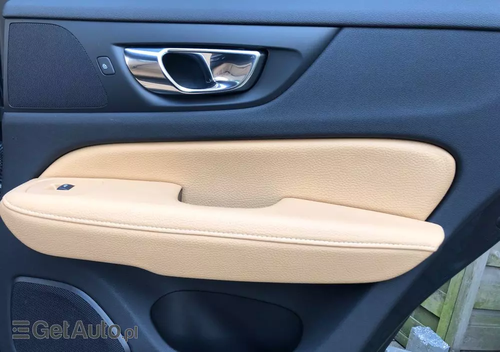 VOLVO V60 T6 AWD Momentum Pro