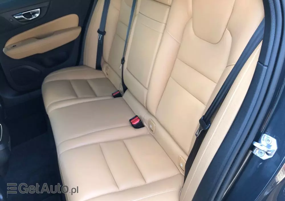 VOLVO V60 T6 AWD Momentum Pro