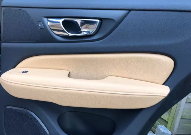 VOLVO V60 T6 AWD Momentum Pro