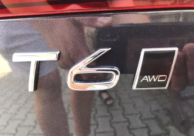 VOLVO V60 T6 AWD Momentum Pro