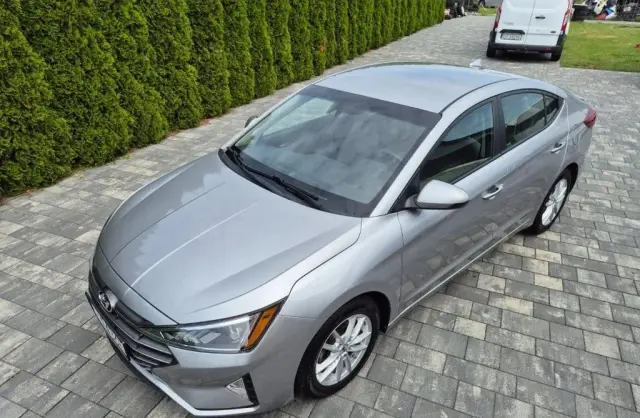 HYUNDAI Elantra 
