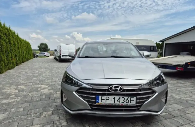 HYUNDAI Elantra 
