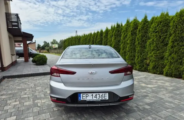 HYUNDAI Elantra 