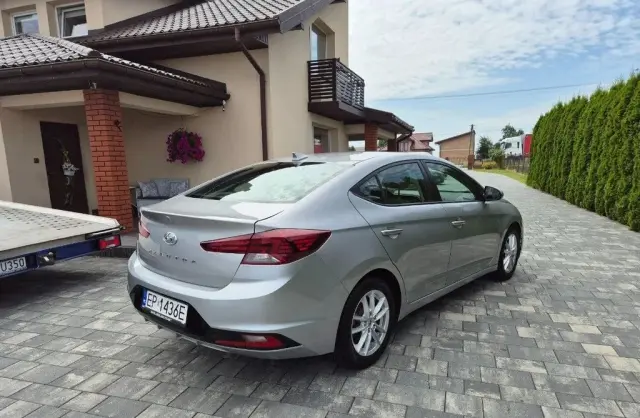 HYUNDAI Elantra 