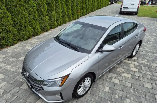 HYUNDAI Elantra 