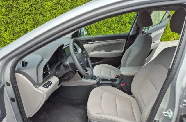 HYUNDAI Elantra 